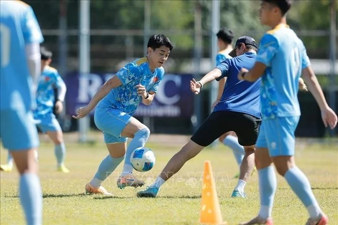 Trợ lý HLV hỗ trợ các cầu thủ bài tập trên sân ngày 6/12.