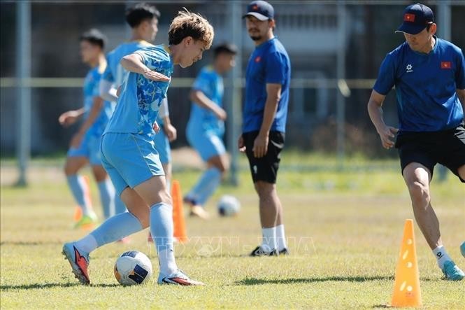 Trợ lý HLV hỗ trợ các cầu thủ bài tập trên sân ngày 6/12.