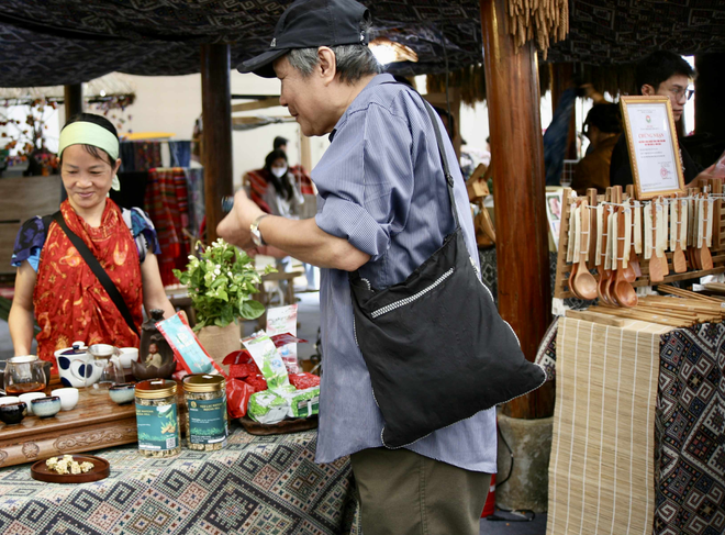 Khách tham quan được trực tiếp thưởng thức sản vật tại các gian hàng.
