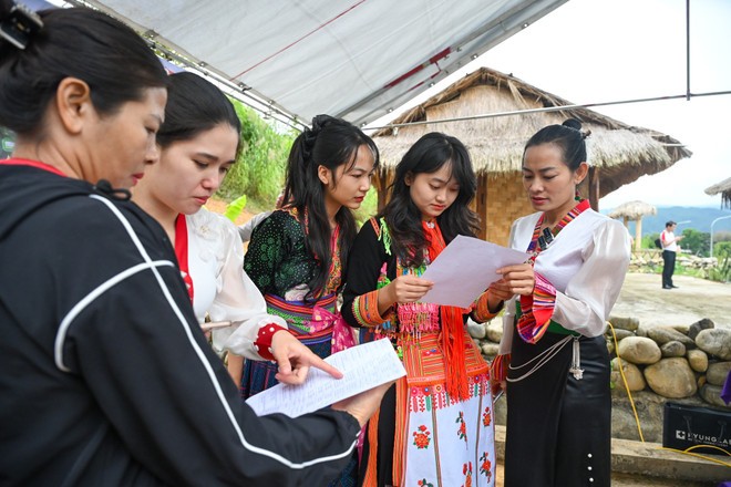 Chị Vũ Bích Hồng đã đồng hành cùng bà con trong tập huấn livestream bán hàng nông sản.