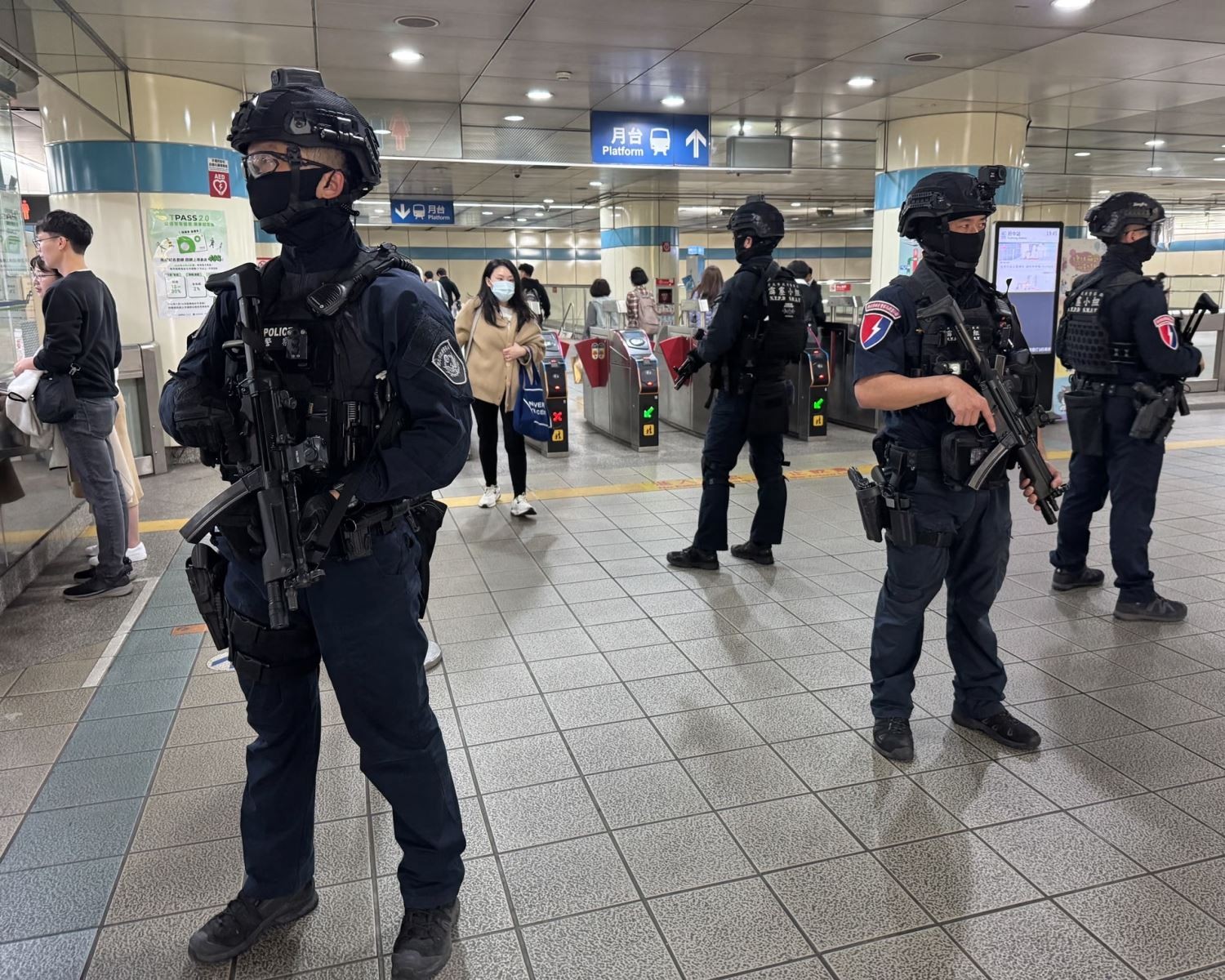 Lực lượng chức năng đứng gác tại ga tàu điện ngầm sau vụ tấn công.