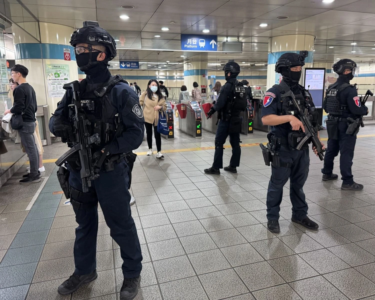 Lực lượng chức năng đứng gác tại ga tàu điện ngầm sau vụ tấn công.