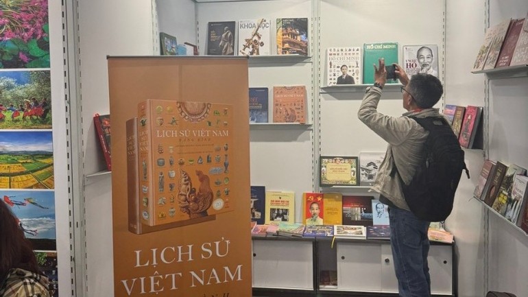 Bạn đọc tham quan khu vực trưng bày tác phẩm lịch sử. Bạn đọc tham quan khu vực trưng bày tác phẩm lịch sử.