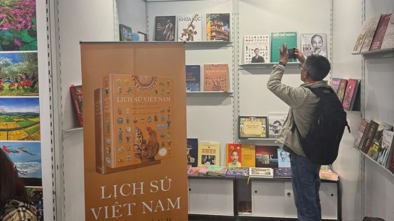 Bạn đọc tham quan khu vực trưng bày tác phẩm lịch sử.