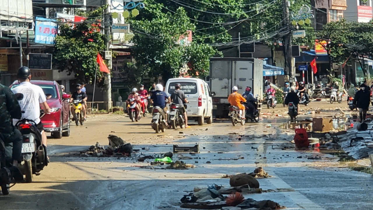 Tỉnh Thái Nguyên đối mặt với bùn đất, rác và thiếu điện, nước sinh hoạt sau bão số 11. Tỉnh Thái Nguyên đối mặt với bùn đất, rác và thiếu điện, nước sinh hoạt sau bão số 11.