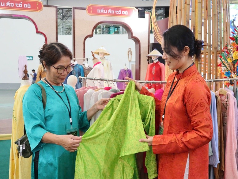 Người dân tham quan, mua sắm tại các gian hàng của Hội chợ. Người dân tham quan, mua sắm tại các gian hàng của Hội chợ.