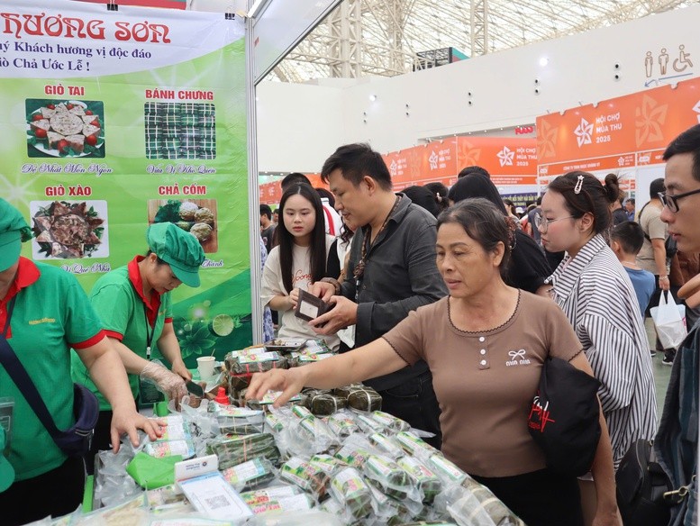 Đông đảo người dân đến tham quan, mua sắm tại các gian hàng của Hội chợ. Đông đảo người dân đến tham quan, mua sắm tại các gian hàng của Hội chợ.