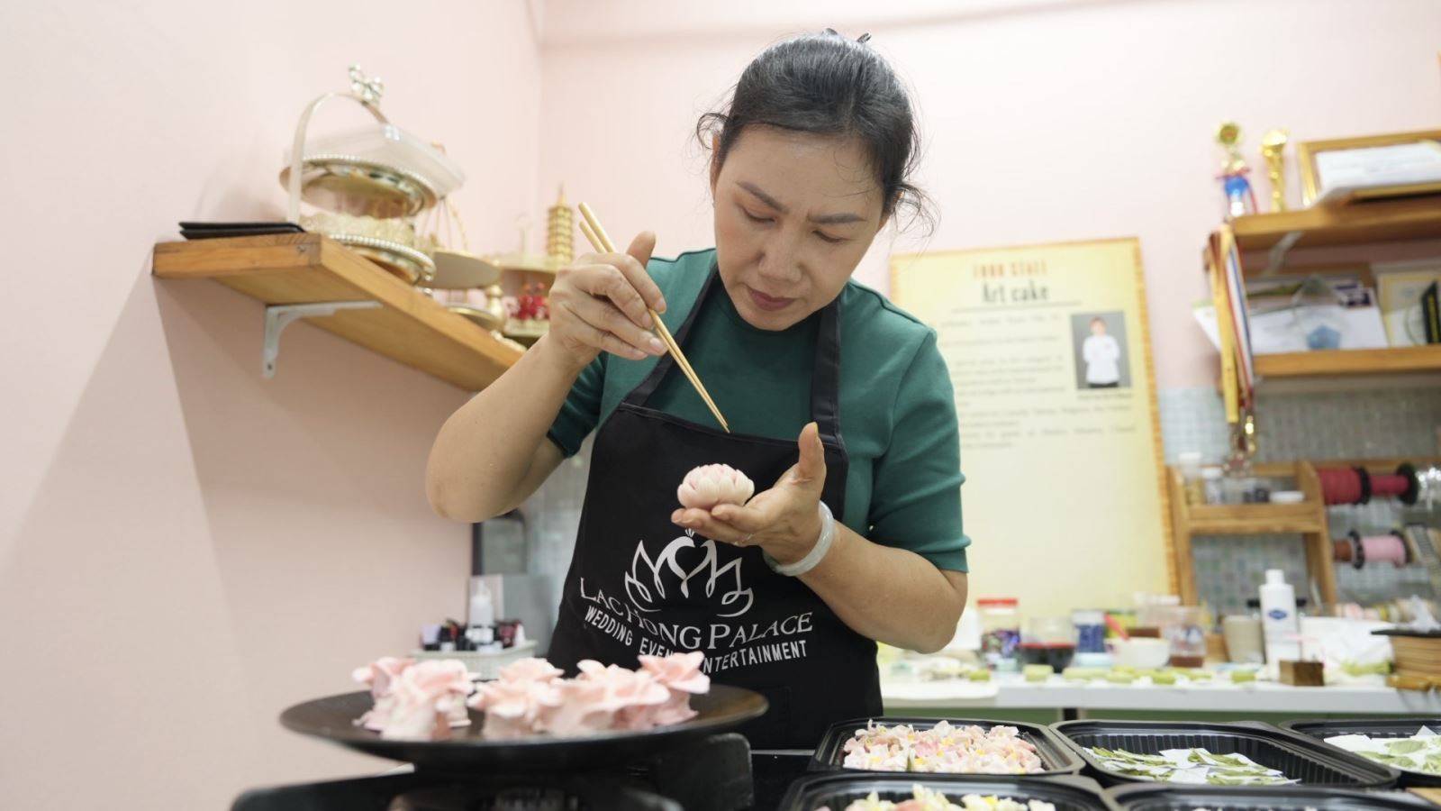 Khâu chuẩn bị rất tỉ mỉ từng chi tiết. Khâu chuẩn bị rất tỉ mỉ từng chi tiết.