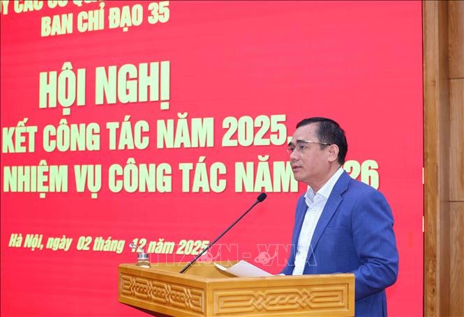 Đồng chí Vũ Đức Tú, Phó Trưởng Ban Thường trực Ban Tuyên giáo và Dân vận Đảng uỷ, Phó Trưởng Ban Chỉ đạo 35 Đảng uỷ trình bày báo cáo tại hội nghị.