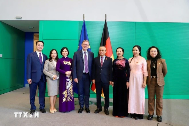 Đoàn công tác Uỷ ban QPAN-ĐN Quốc hội Việt Nam chụp ảnh lưu niệm với Chủ tịch Quốc hội Liên bang Đức, Bodo Ramelow; Tiến sỹ Malte Kaufmann.