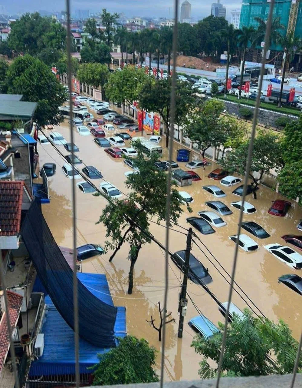 Nước lũ ngập sâu tại một khu dân cư ở phường Phan Đình Phùng (Thái Nguyên).