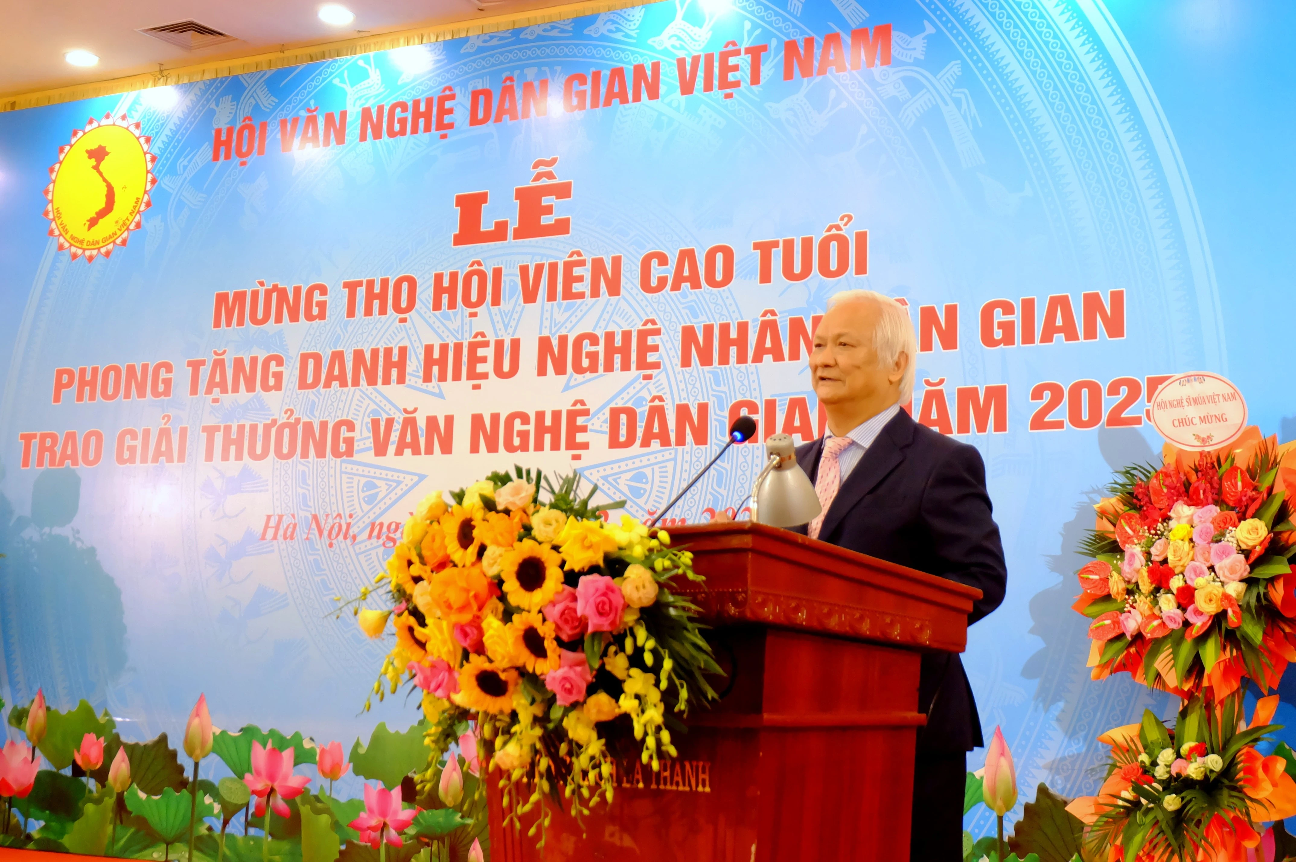 GS.TS. Lê Hồng Lý, Chủ tịch Hội Văn nghệ dân gian Việt Nam phát biểu tại buổi lễ.
