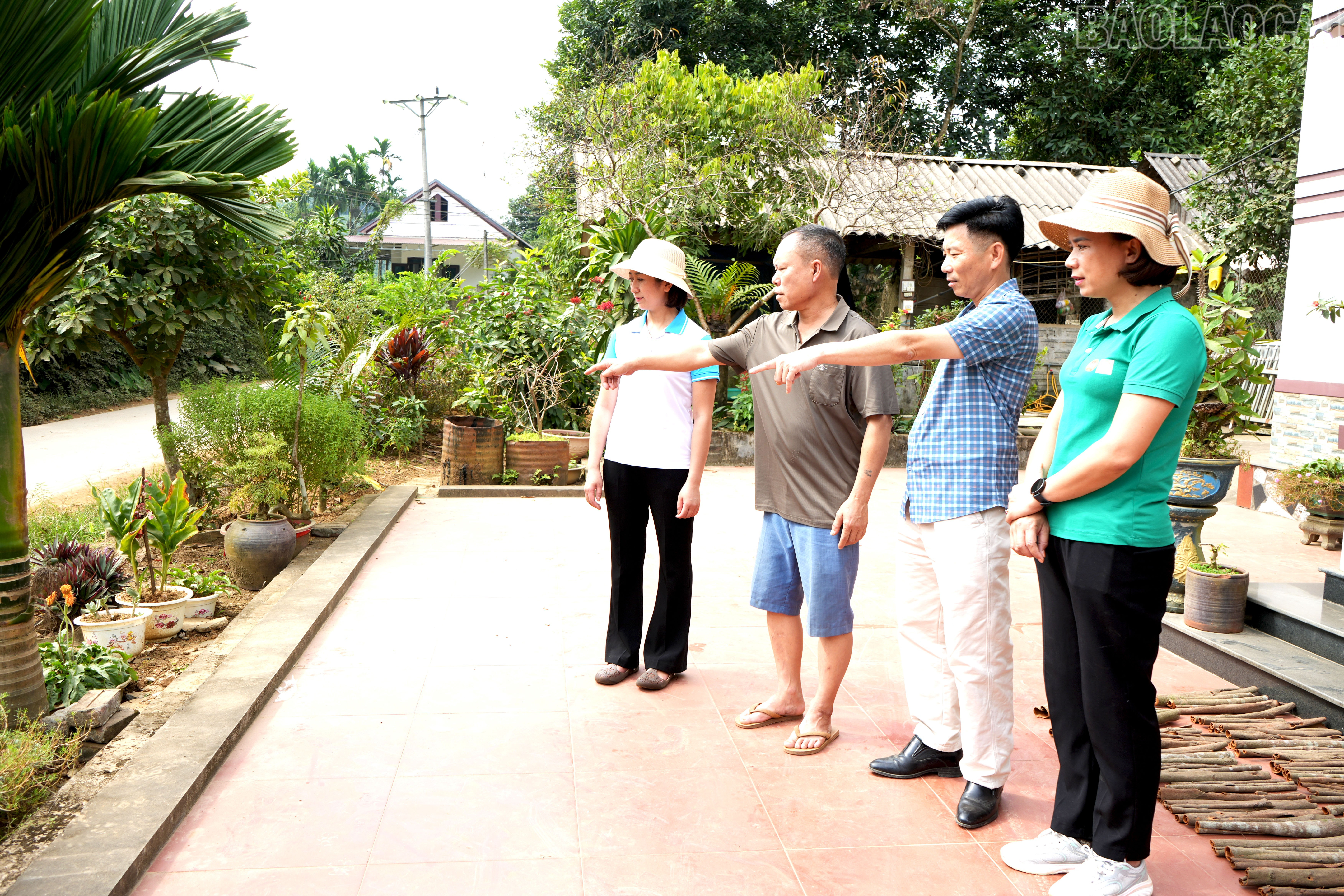 Ông Lê Vĩnh Hoàn tự nguyện tháo dỡ tường rào để thi công đường Báo Đáp - Tân Đồng. baolaocai-tr_ong-le-vinh-hoan-tu-nguyen-thao-ro-tuong-rao-de-thi-cong-duong-bao-dap-tan-dong.jpg