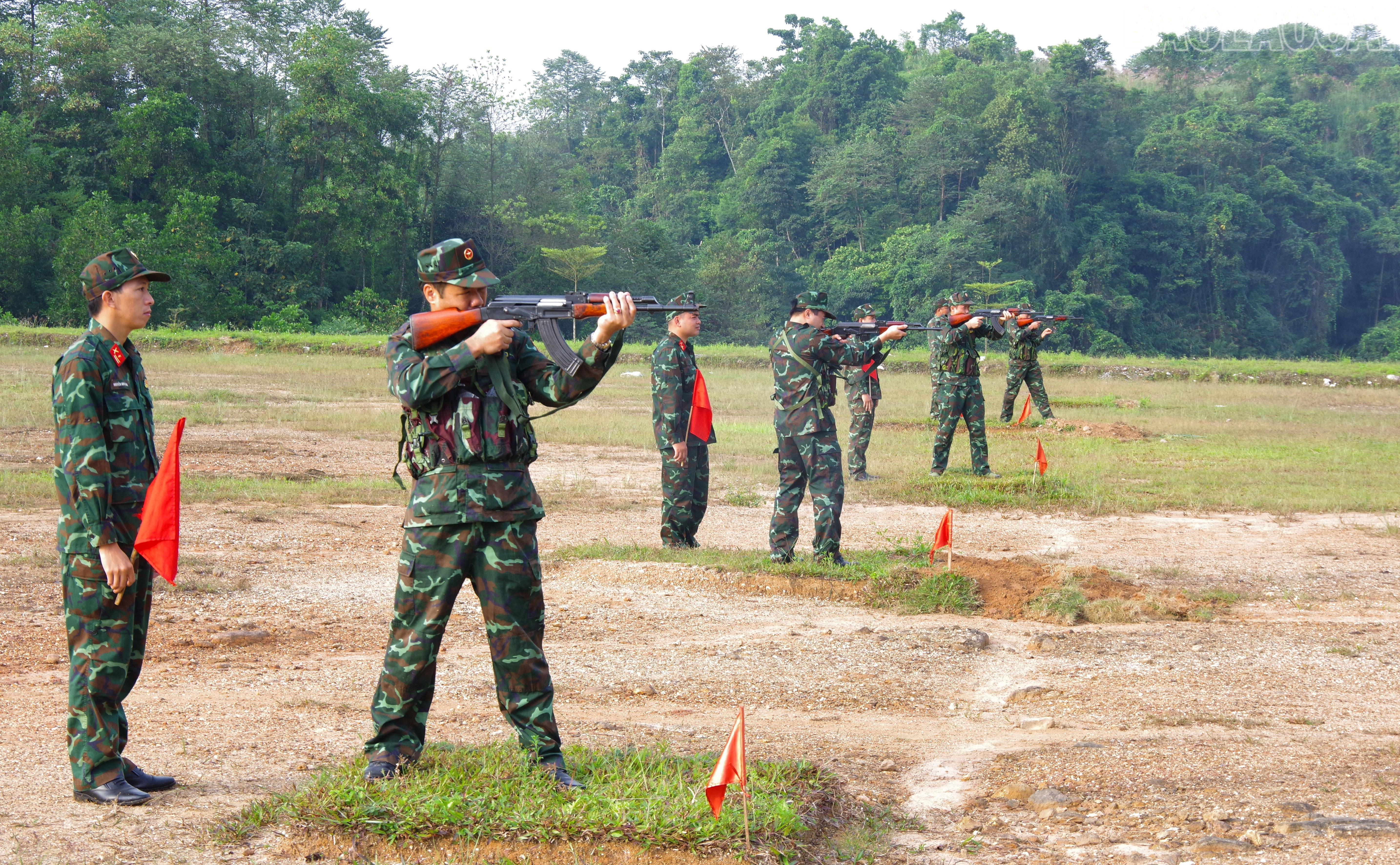 Kiểm tra bắn đạn thật súng AK đối với quân nhân chuyên nghiệp. baolaocai-tr_a2-16.jpg