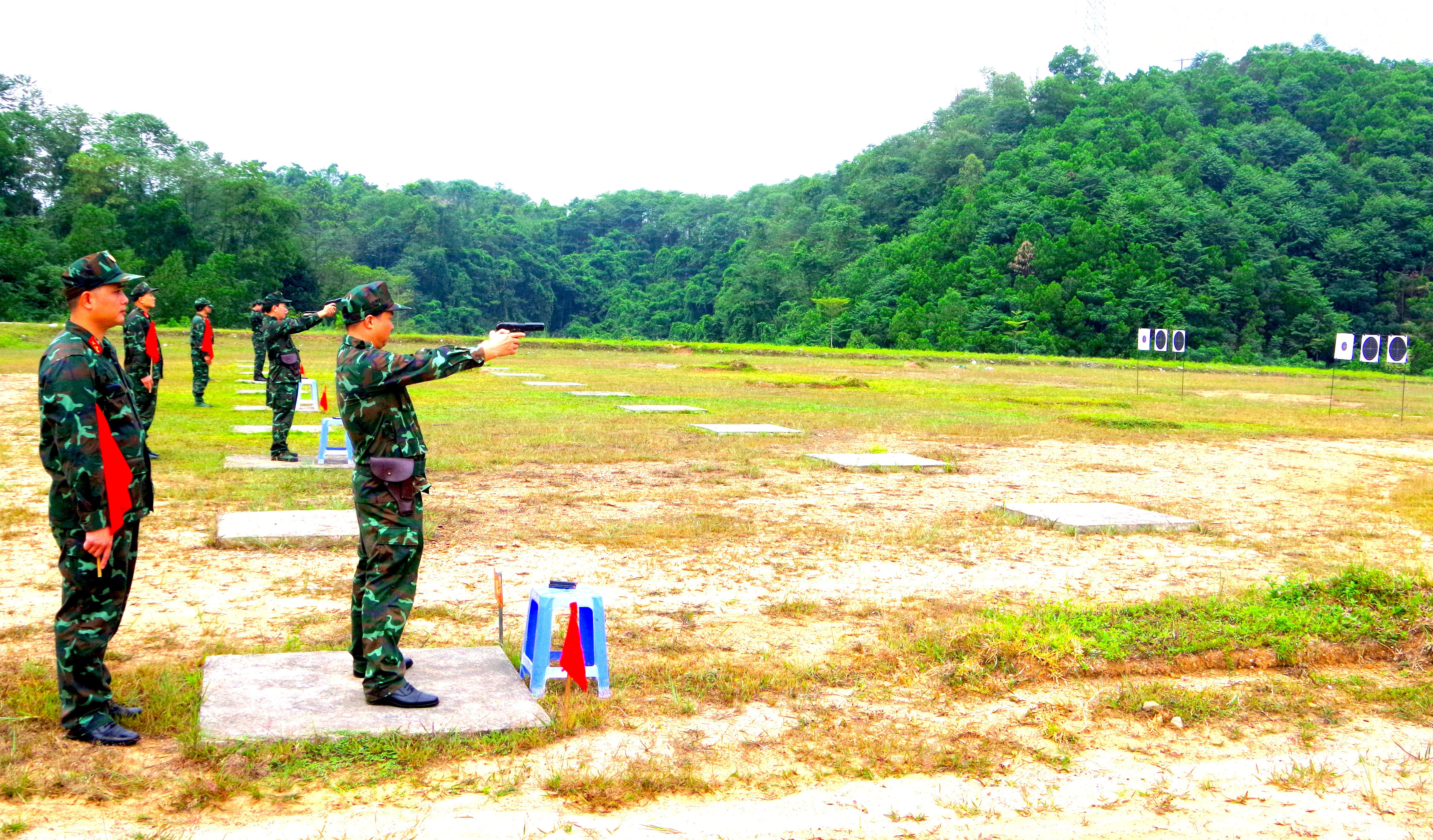 Kiểm tra bắn đạn thật súng K54 đối với sĩ quan. baolaocai-tr_a1-14.jpg