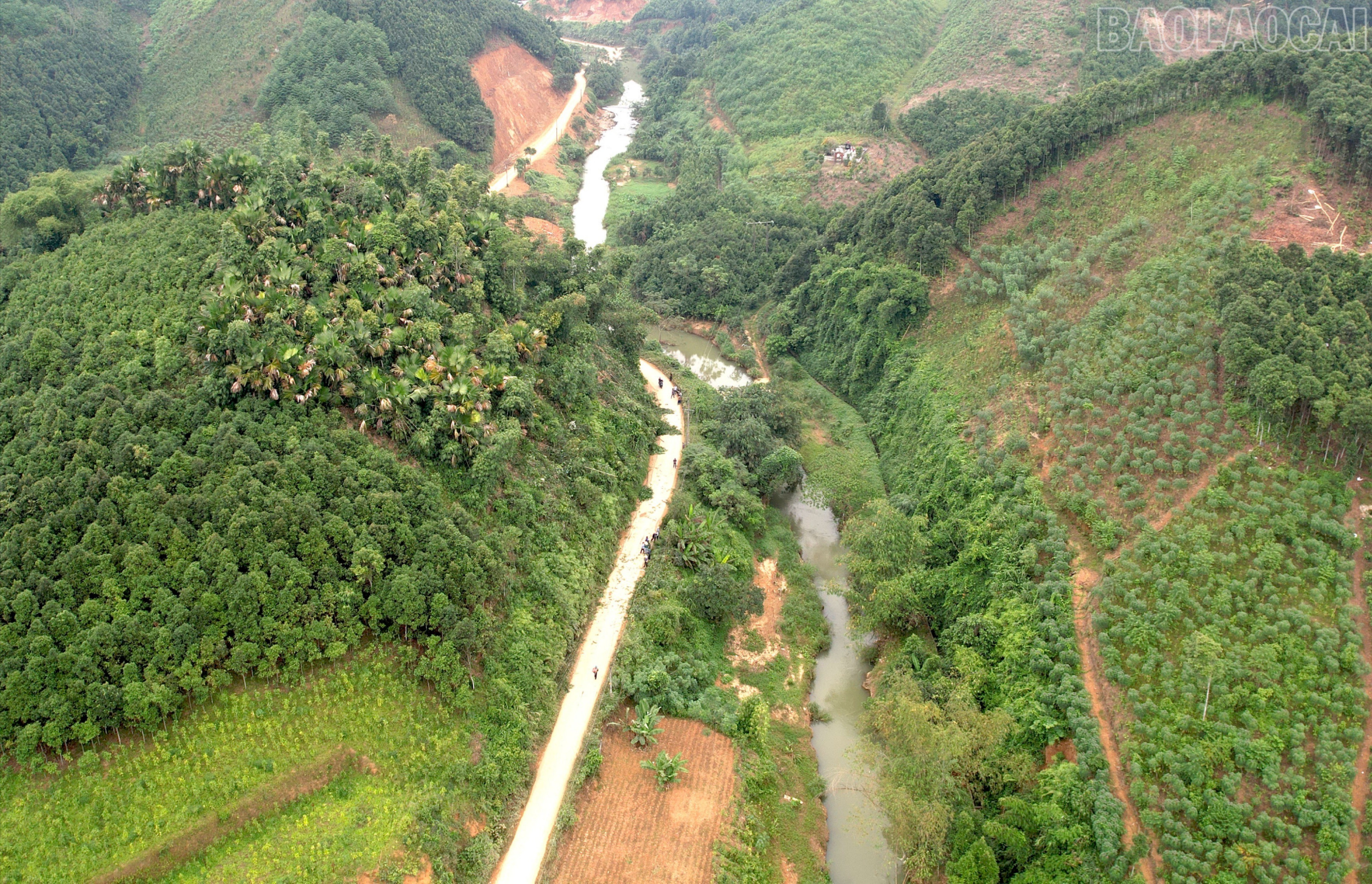 Tuyến đường Báo Đáp - Tân Đồng thi công thuận lợi nhờ phong trào "Dịch rào, hiến đất". baolaocai-tr_tuyen-duong-bao-dap-tan-dong-thi-cong-thuan-loi-nho-phong-trao-dich-rao-hien-dat-7776.jpg