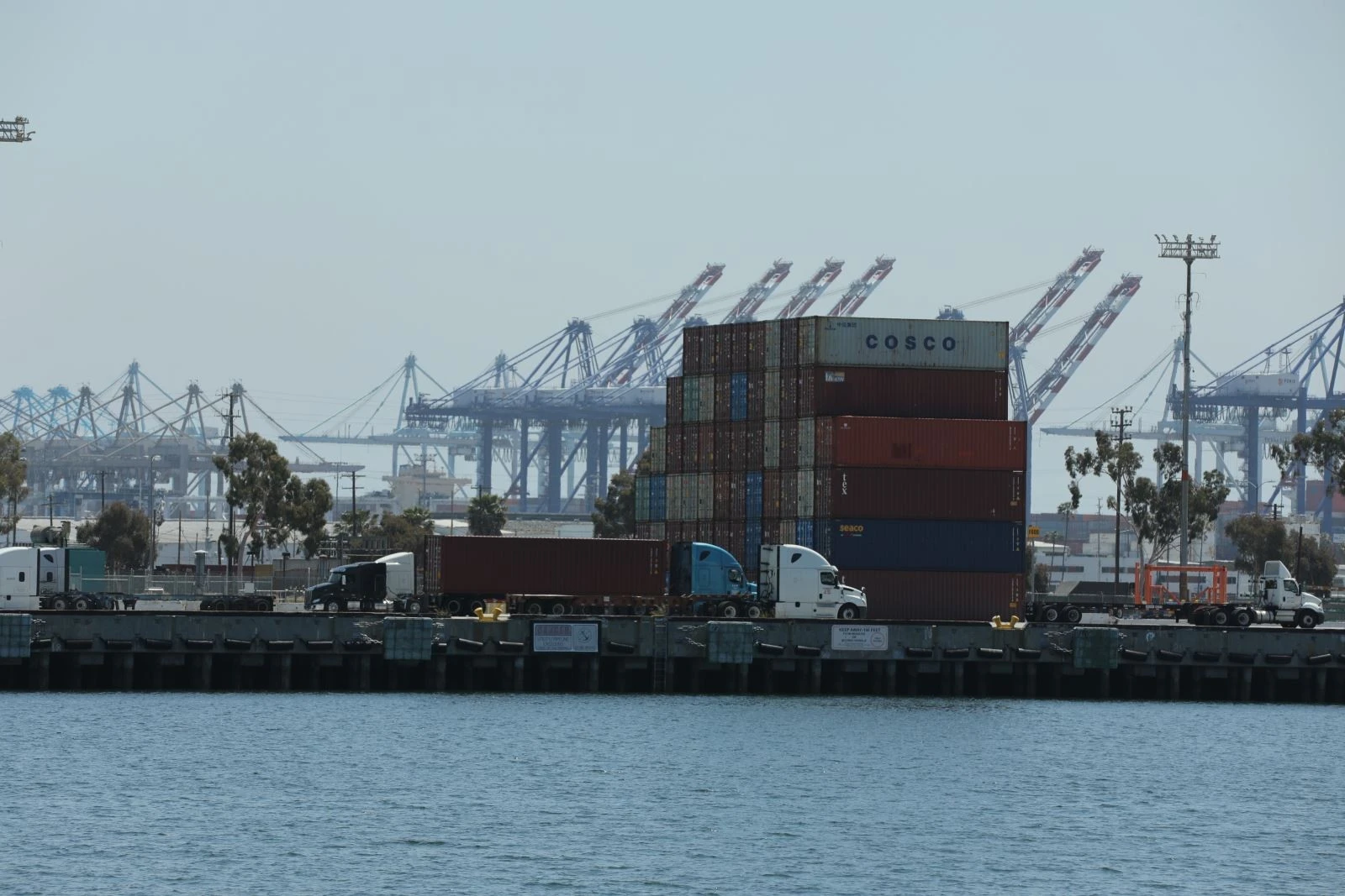 Quang cảnh cảng hàng hóa tại Los Angeles, California, Mỹ.