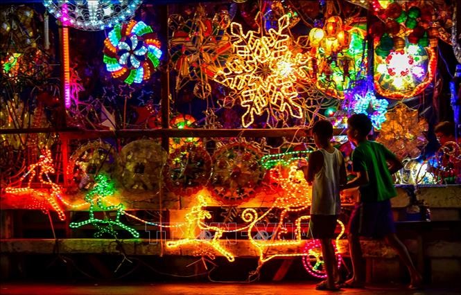 Các loại đèn lồng mang chủ đề Giáng Sinh trưng bày ở Manila, Philippines.
