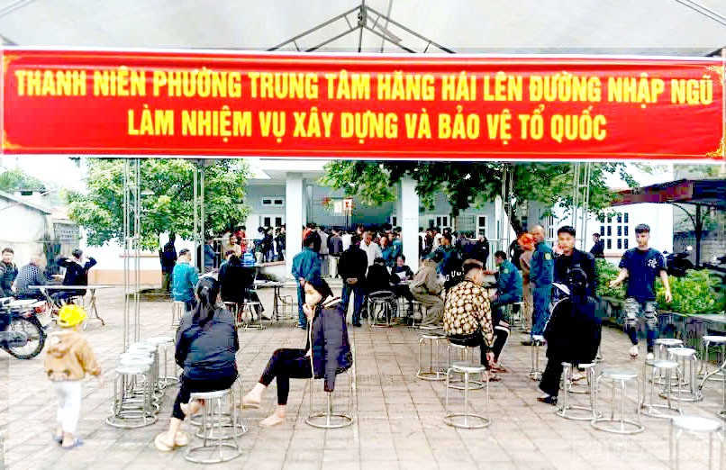 Hơn 450 công dân phường Trung Tâm tham gia khám sơ tuyển nghĩa vụ quân sự. baolaocai-br_toan-canh-buoi-kham-4725.jpg
