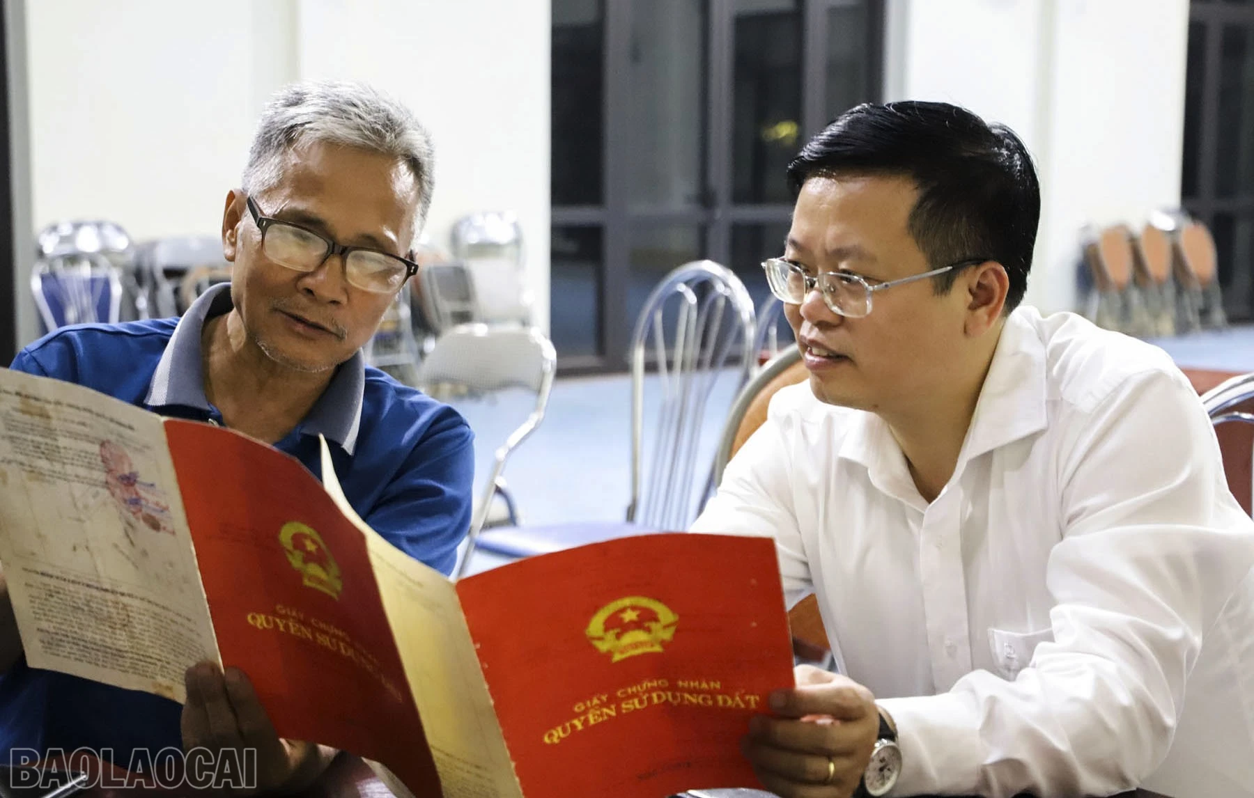 baolaocai-bl_can-bo-xa-bat-xat-trao-doi-voi-nguoi-dan-ve-loi-ich-cua-chien-dich.jpg
