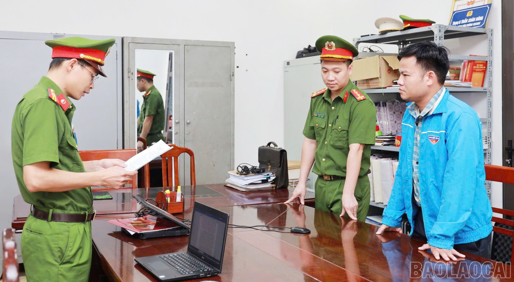 Cơ quan Cảnh sát điều tra thi hành Lệnh bắt bị can để tạm giam đối với Trần Đình Duy về tội “Làm giả tài liệu của cơ quan, tổ chức”. baolaocai-br_anh-2.jpg