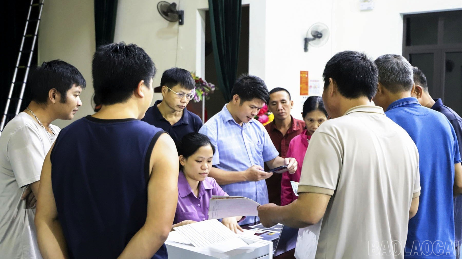 Tổ công tác hỗ trợ người dân rà soát và bổ sung thông tin dữ liệu đất đai. baolaocai-br_rat-dong-cac-ho-dan-den-cung-cap-thong-tin-cho-to-cong-tac-7329.jpg