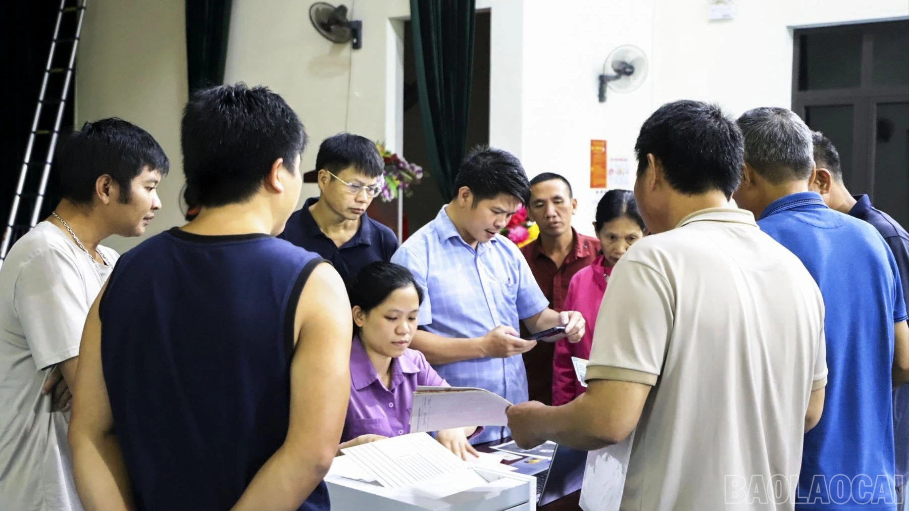 baolaocai-br_rat-dong-cac-ho-dan-den-cung-cap-thong-tin-cho-to-cong-tac-7329.jpg