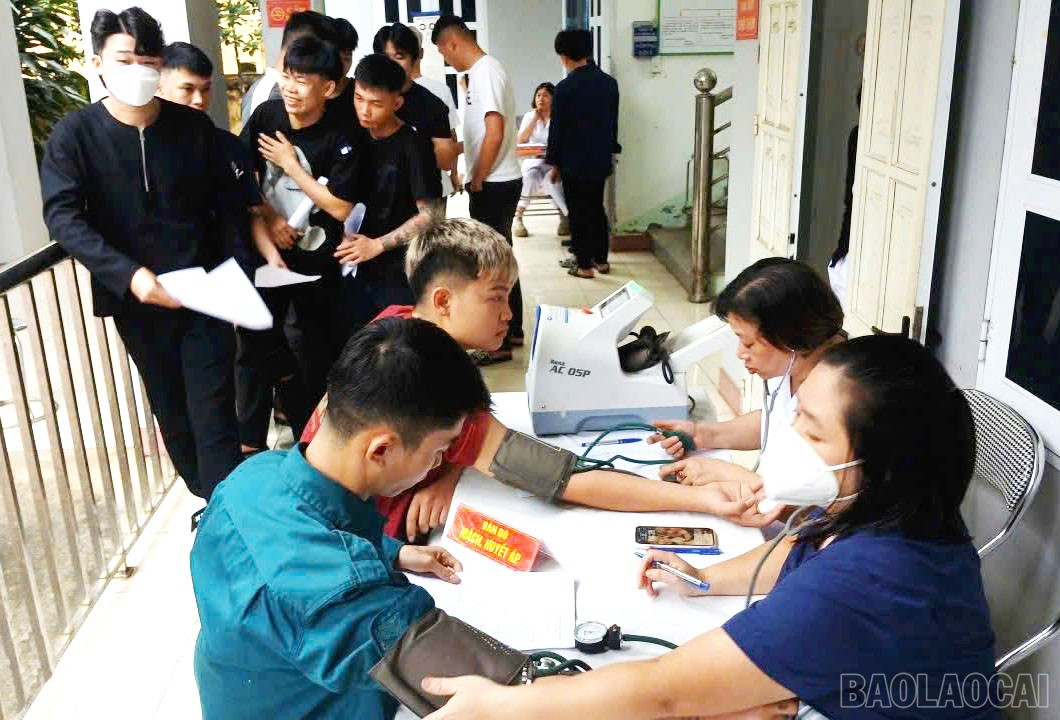 Các công dân được khám sức khỏe tổng quát theo quy định. baolaocai-br_cac-cong-dan-duoc-do-huyet-ap-8631.jpg