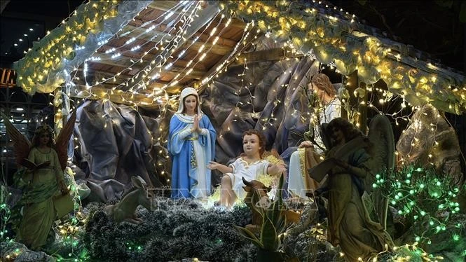 Hang đá và tiểu cảnh được trang trí công phu, đẹp mắt tại thành phố Huế. Ảnh: Mai Trang/TTXVN