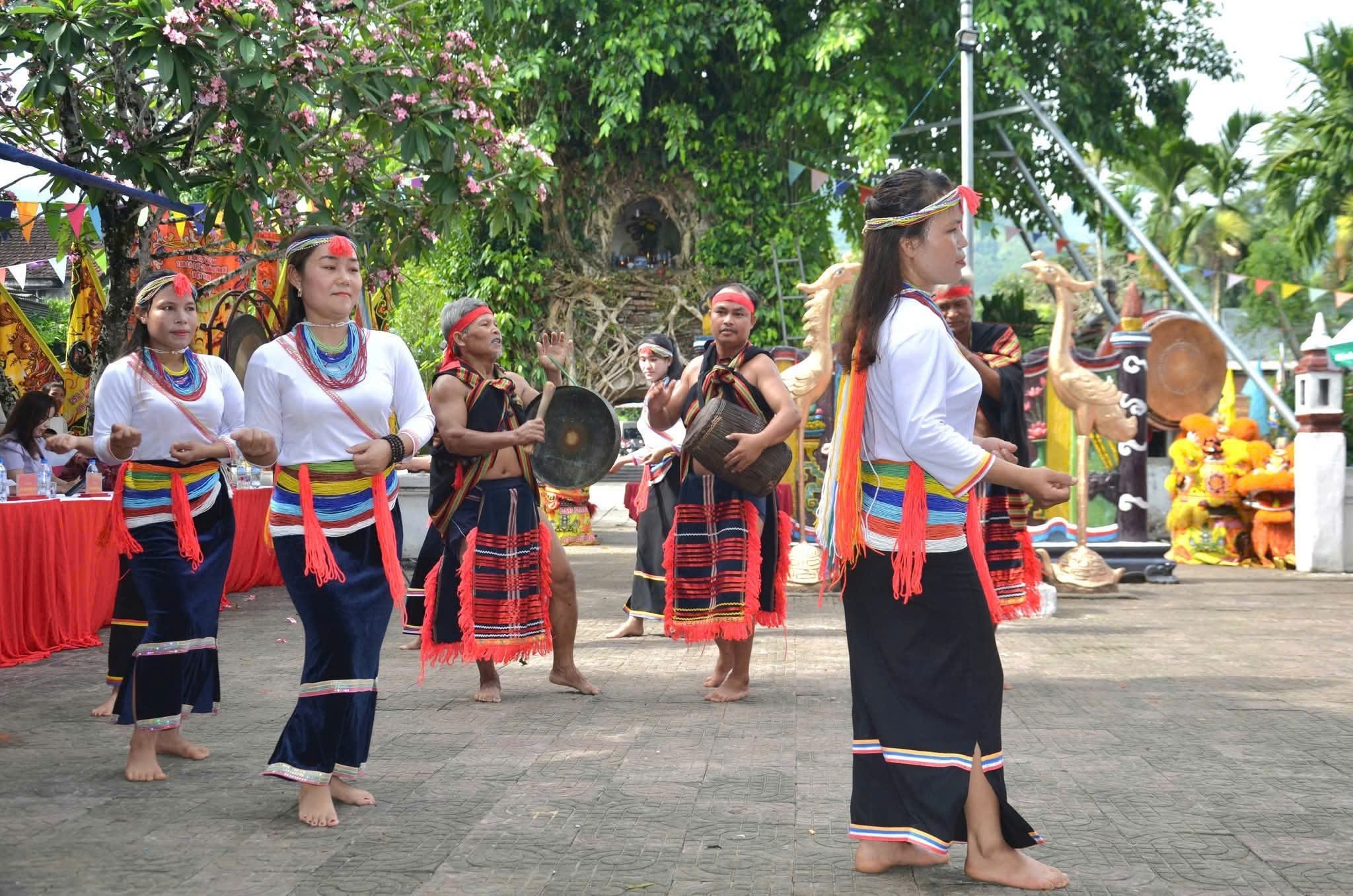 Bảo tồn, phát huy giá trị dân ca, dân vũ, dân nhạc của các dân tộc thiểu số gắn với phát triển du lịch.