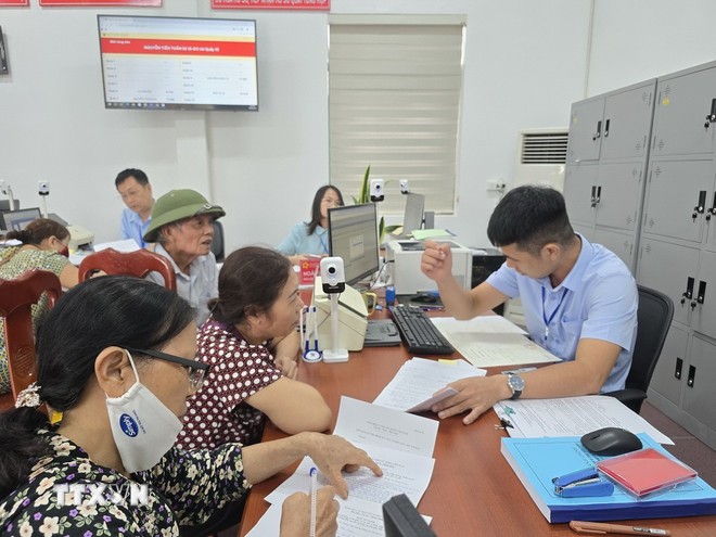 Người dân Quảng Ninh giảm được thời gian, khoảng cách đi lại làm thủ tục hành chính. Người dân Quảng Ninh giảm được thời gian, khoảng cách đi lại làm thủ tục hành chính.