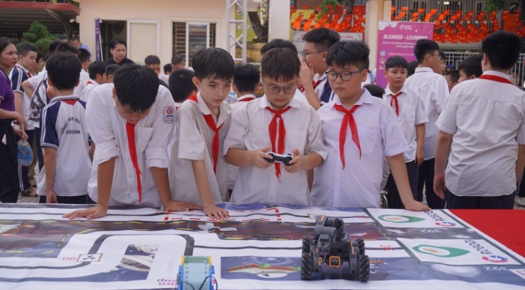 Học sinh hào hứng điều khiển robot tại ngày hội trải nghiệm STEM - AI - Robotics. cuoc-thi.jpg