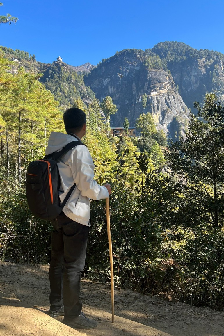 Du khách thường phải mang theo gậy làm điểm tựa.