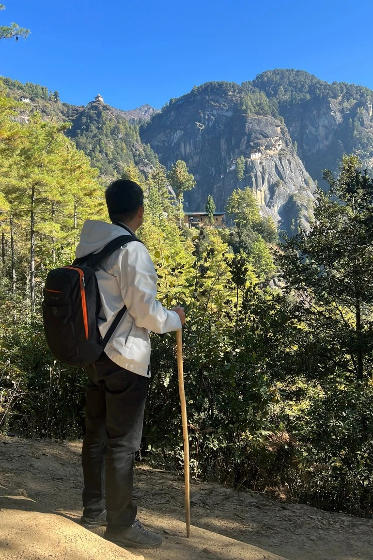 Du khách thường phải mang theo gậy làm điểm tựa.