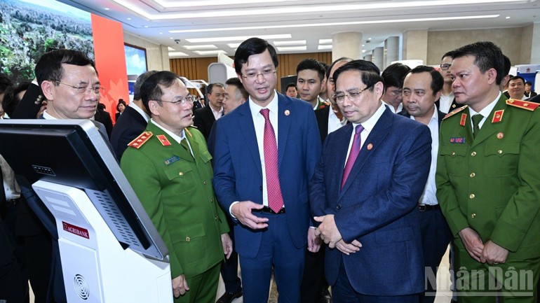 Thủ tướng Phạm Minh Chính thăm gian trưng bày của Ngân hàng AGRIBANK tại Triển lãm với chủ đề “Đề án 06 kiến tạo mạch sống số quốc gia, thúc đẩy triển khai Nghị quyết 57-NQ/TW” trong khuôn khổ hội nghị.