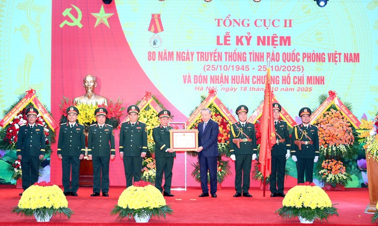Tổng Bí thư Tô Lâm, Bí thư Quân ủy Trung ương, trao Huân chương Hồ Chí Minh tặng Tổng cục II, Bộ Quốc phòng. Tổng Bí thư Tô Lâm, Bí thư Quân ủy Trung ương, trao Huân chương Hồ Chí Minh tặng Tổng cục II, Bộ Quốc phòng.