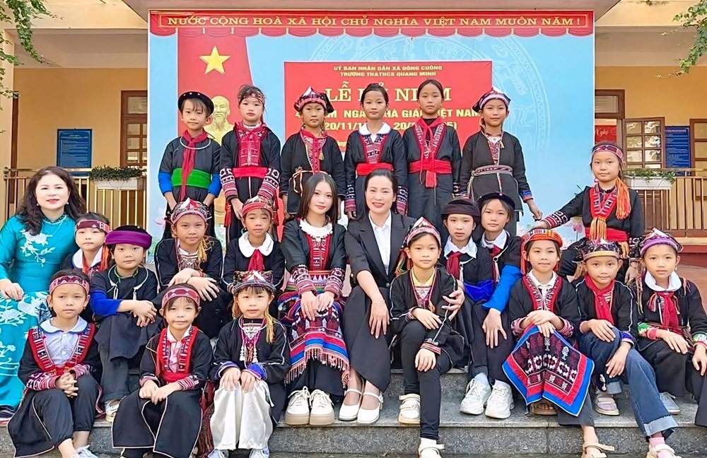 Những trang phục dân tộc rực rỡ sắc màu, chiếc khăn thêu hoa tinh xảo luôn được các em học sinh mặc trong mỗi dịp lễ Tết, hay các dịp quan trọng của trường.