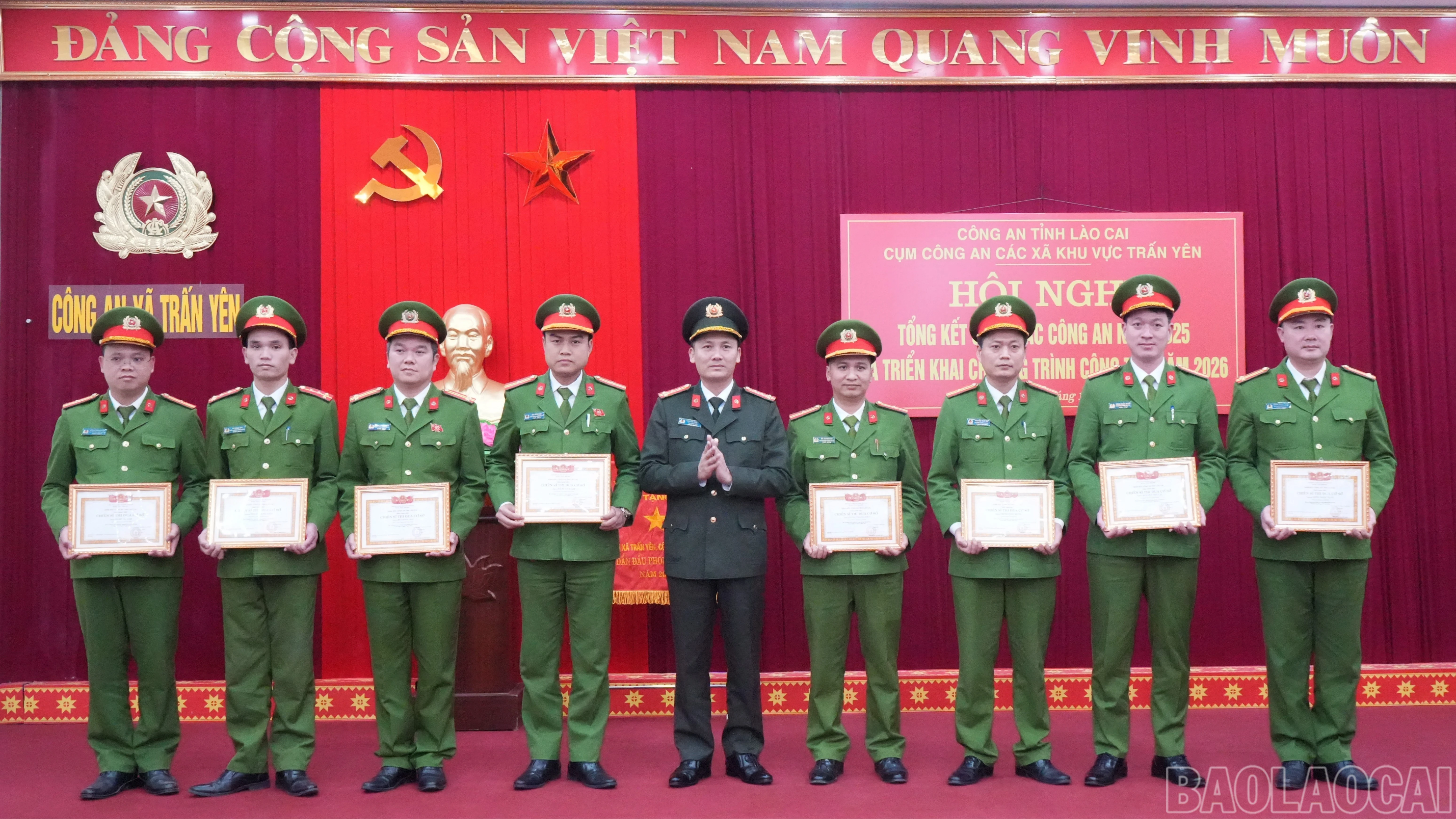 baolaocai-br_dai-ta-nguyen-tien-do-pho-giam-doc-cong-an-tinh-lao-cai-tang-giay-khen-cho-cac-tap-the-va-ca-nhan-co-thanh-tich-xuat-sac-trong-phong-trao-thi-dua-vi-antq-nam-2025-2794.jpg