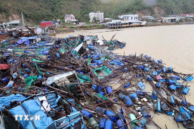 Mưa lũ gây thiệt hại nặng nề các lồng bè nuôi trồng thủy sản tại xã Xuân Cảnh, tỉnh Đắk Lắk.
