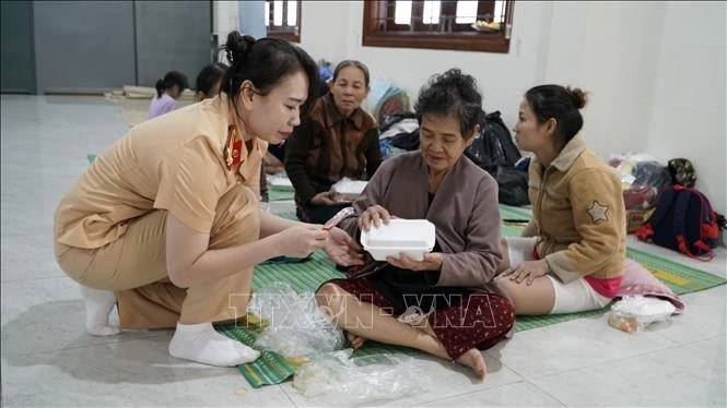 Lực lượng CSGT Gia Lai nỗ lực đảm bảo điều kiện ăn ở cho người dân đến sơ tán.