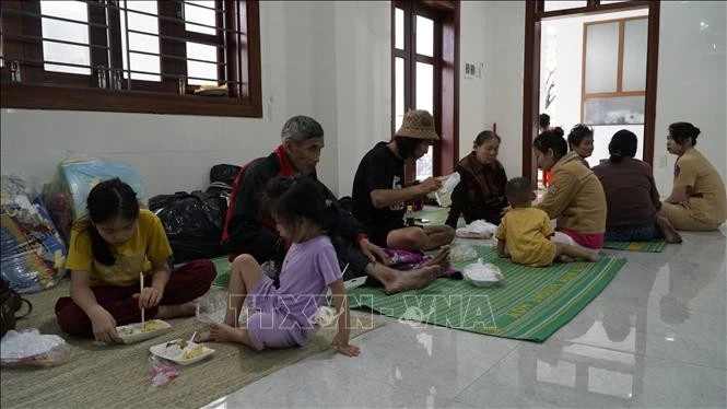 Người dân tới tránh lũ tại Phòng CSGT, Công an tỉnh Gia Lai.