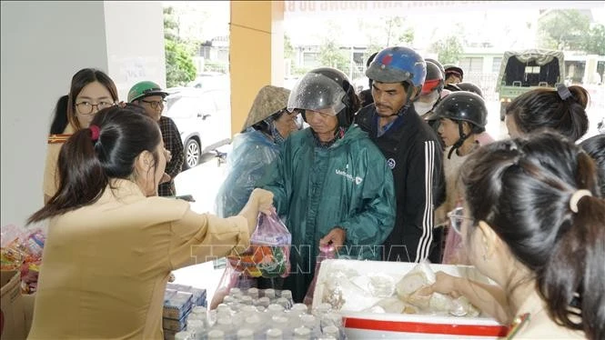 Người dân đến Phòng CSGT, Công an tỉnh Gia Lai nhận quà hỗ trợ.