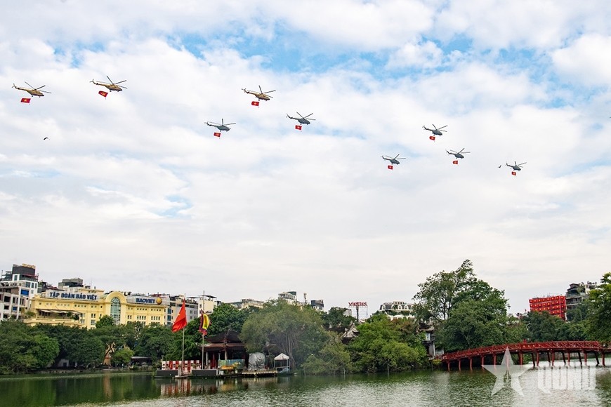 Biên đội trực thăng của Không quân Việt Nam bay qua hồ Hoàn Kiếm trong Lễ kỷ niệm, diễu binh, diễu hành chào mừng 80 năm Cách mạng Tháng Tám thành công và Quốc khánh 2-9.