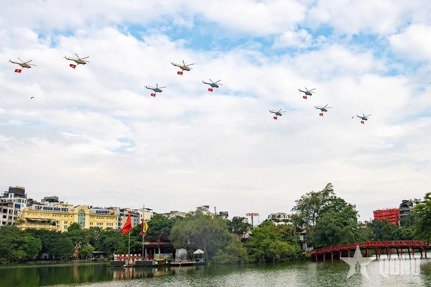 Biên đội trực thăng của Không quân Việt Nam bay qua hồ Hoàn Kiếm trong Lễ kỷ niệm, diễu binh, diễu hành chào mừng 80 năm Cách mạng Tháng Tám thành công và Quốc khánh 2-9.