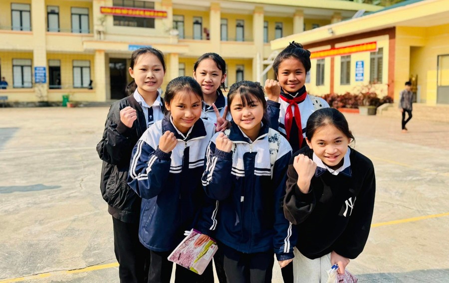 Học sinh Trường Phổ thông DTBT THCS Yên Tĩnh (Yên Na, Nghệ An) yên tâm học tập trong ngôi trường an toàn, khang trang. Học sinh Trường Phổ thông DTBT THCS Yên Tĩnh (Yên Na, Nghệ An) yên tâm học tập trong ngôi trường an toàn, khang trang.