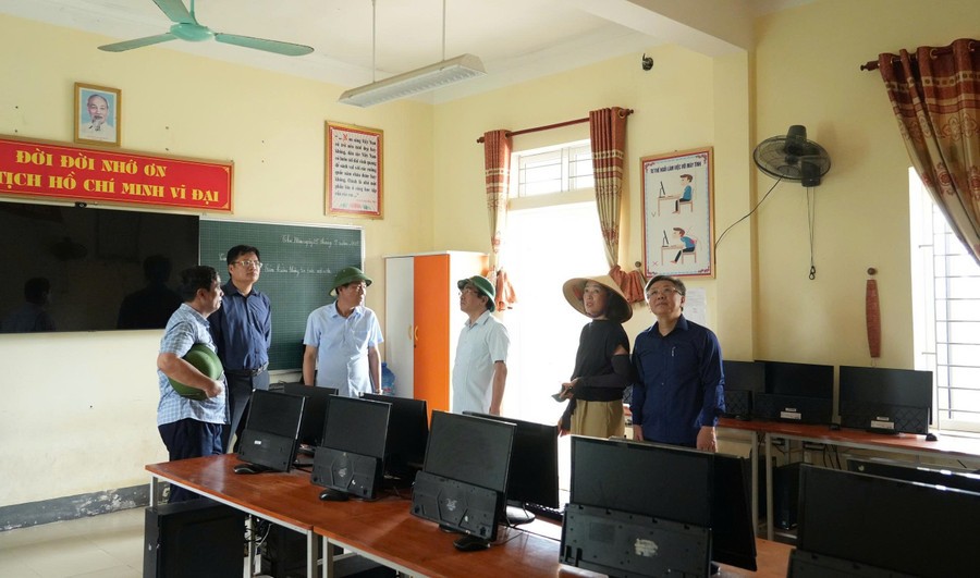 Đoàn công tác Sở GD&ĐT Nghệ An kiểm tra cơ sở vật chất trường học sau lũ tại phường Cửa Lò. Đoàn công tác Sở GD&ĐT Nghệ An kiểm tra cơ sở vật chất trường học sau lũ tại phường Cửa Lò.