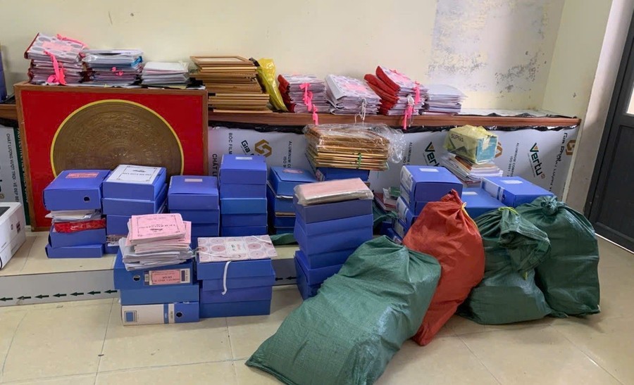 Trường Tiểu học Cẩm Duệ (Hà Tĩnh) bọc đồ dùng học tập đưa lên các khu vực an toàn. Trường Tiểu học Cẩm Duệ (Hà Tĩnh) bọc đồ dùng học tập đưa lên các khu vực an toàn.