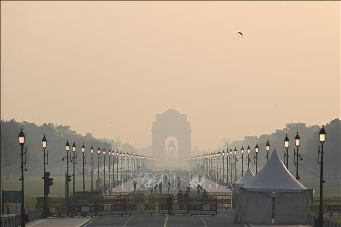 Khói mù ô nhiễm bao phủ bầu trời tại New Delhi, Ấn Độ.