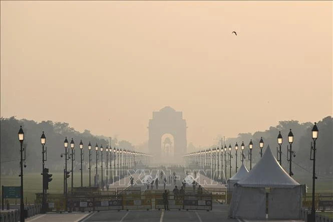 Khói mù ô nhiễm bao phủ bầu trời tại New Delhi, Ấn Độ.