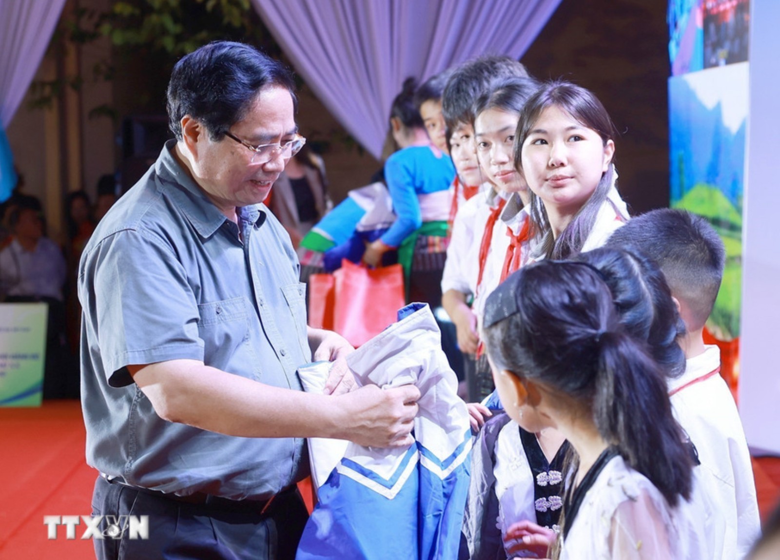 Thủ tướng Phạm Minh Chính tặng áo ấm cho học sinh xã Bát Mọt (Thanh Hóa).